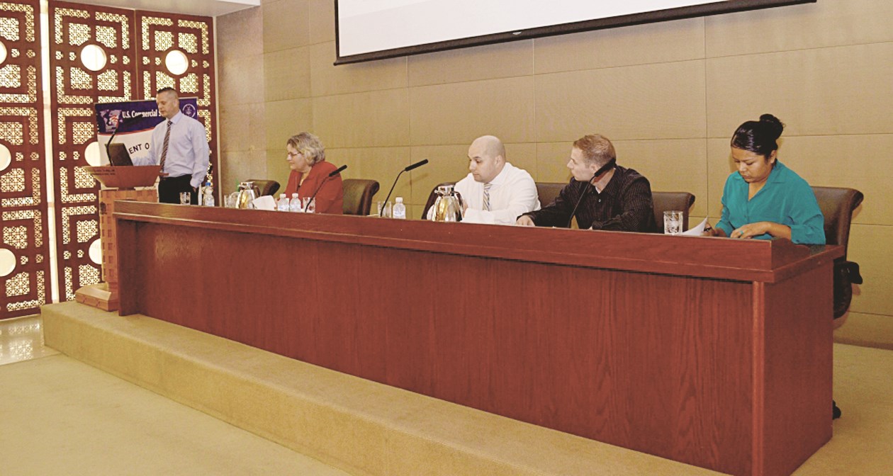 u0627u0644u0645u062au062du062fu062bu0648u0646 u0641u064a u0627u0644u062du0644u0642u0629 u0627u0644u0646u0642u0627u0634u064au0629    (u062au0635u0648u064au0631 u0628u0633u0627u0645 u0632u064au062fu0627u0646)