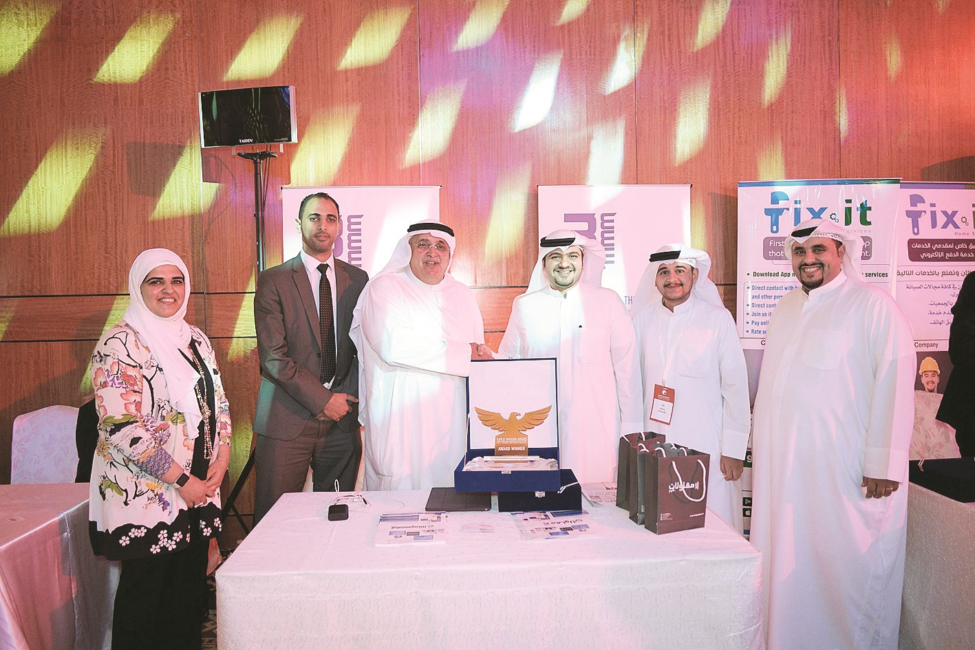 u0641u064au0635u0644 u0627u0644u0639u064au0627u0631 u0645u0639 u0623u0639u0636u0627u0621 u0641u0631u064au0642 u00abu0645u0642u0627u0648u0644u0627u062a u062fu0648u062a u0643u0648u0645u00bb (u062au0635u0648u064au0631 u0646u0648u0631 u0647u0646u062fu0627u0648u064a)