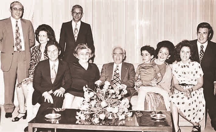 الرئيس فرنجية وإلى يساره زوجته