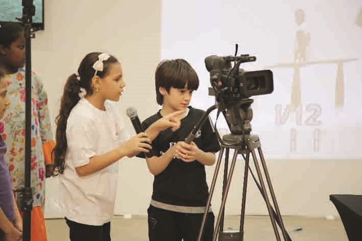 طفلان... خلف الكاميرا