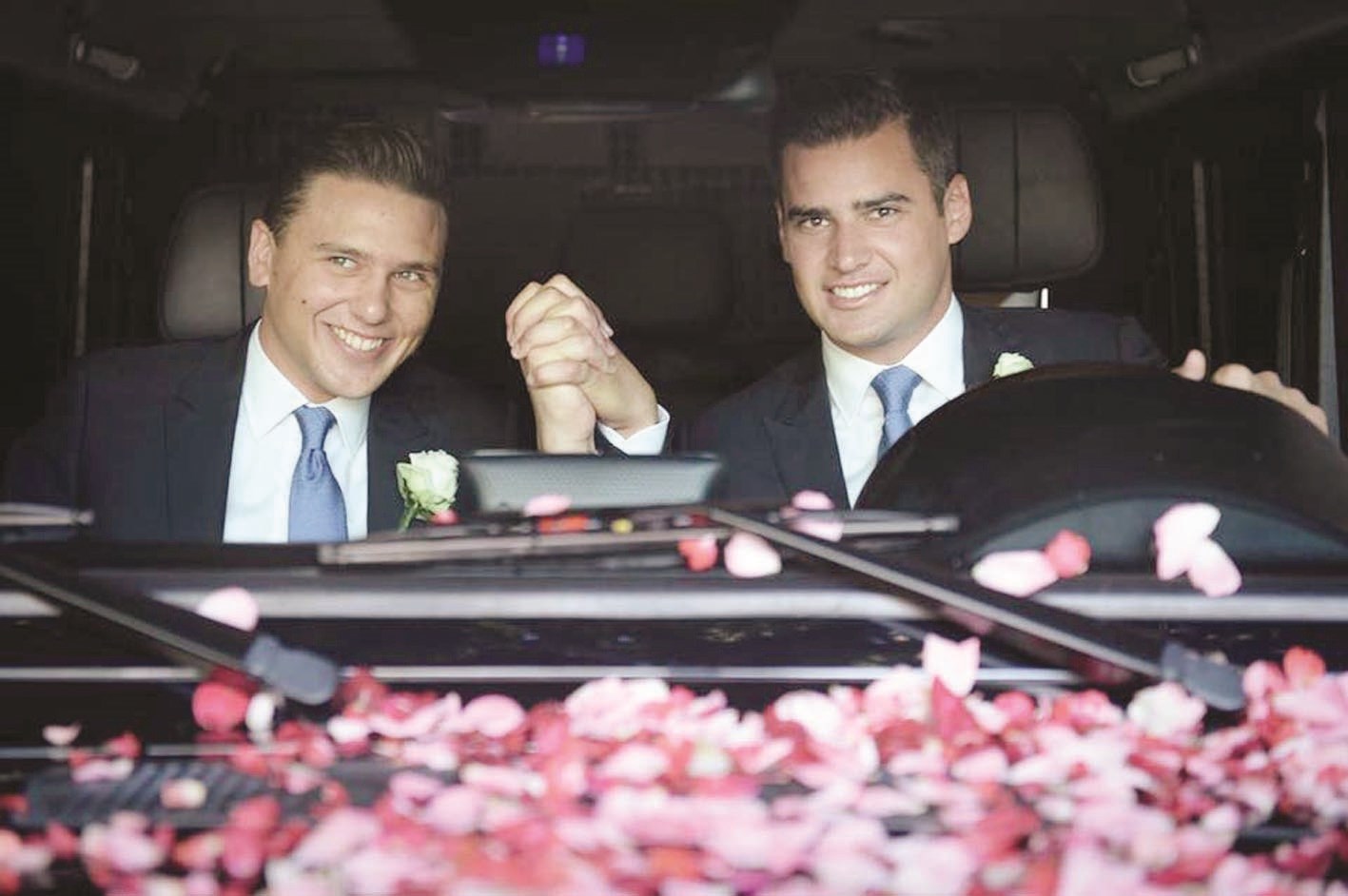 ابناه طوني (الى يمين الصورة) وباسل (الى اليسار) خلال زفاف الأخير