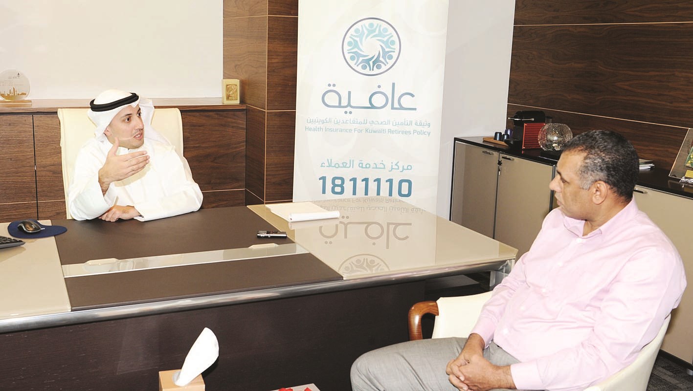 علي الهندال متحدثاً للزميل عمر العلاس (تصوير طارق عزالدين)