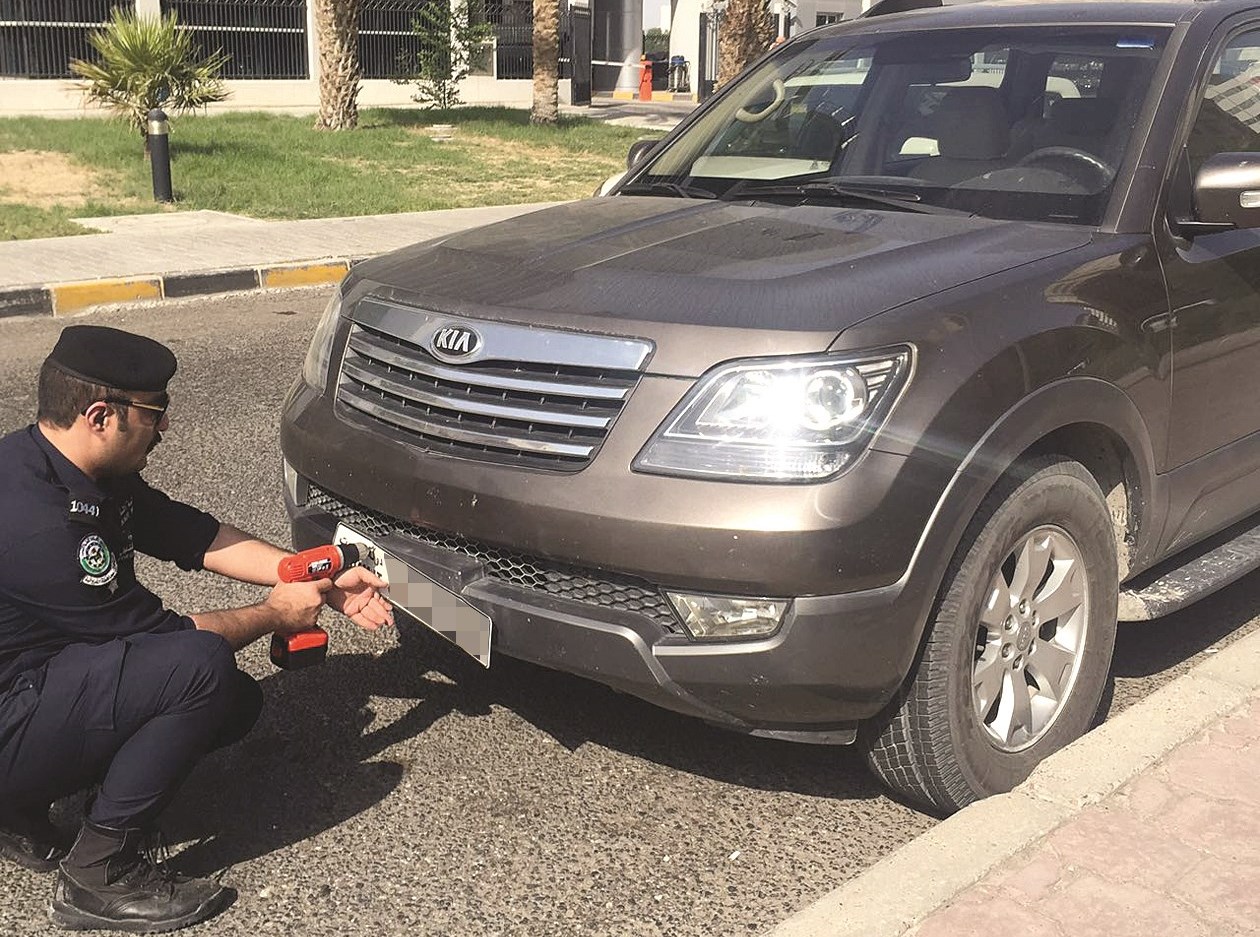 u0631u062cu0644 u0645u0631u0648u0631 u064au0646u0632u0639 u0644u0648u062du0627u062a u0633u064au0627u0631u0629 u0645u062eu0627u0644u0641u0629