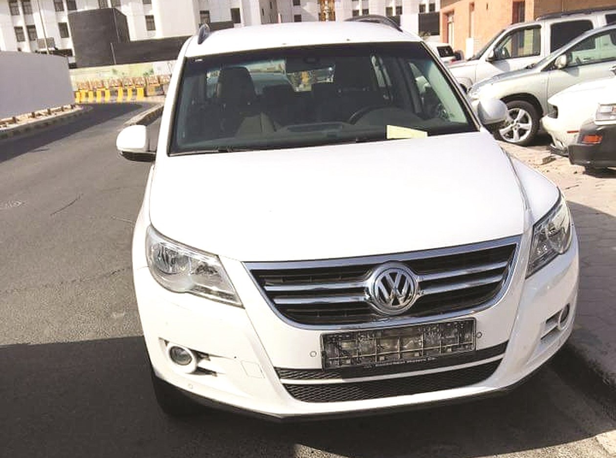 سيارة جردت من لوحاتها