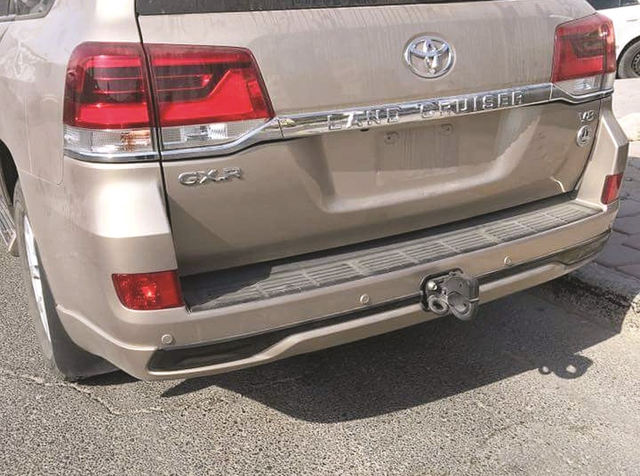 ...وسيارة مخالفة بلا لوحات