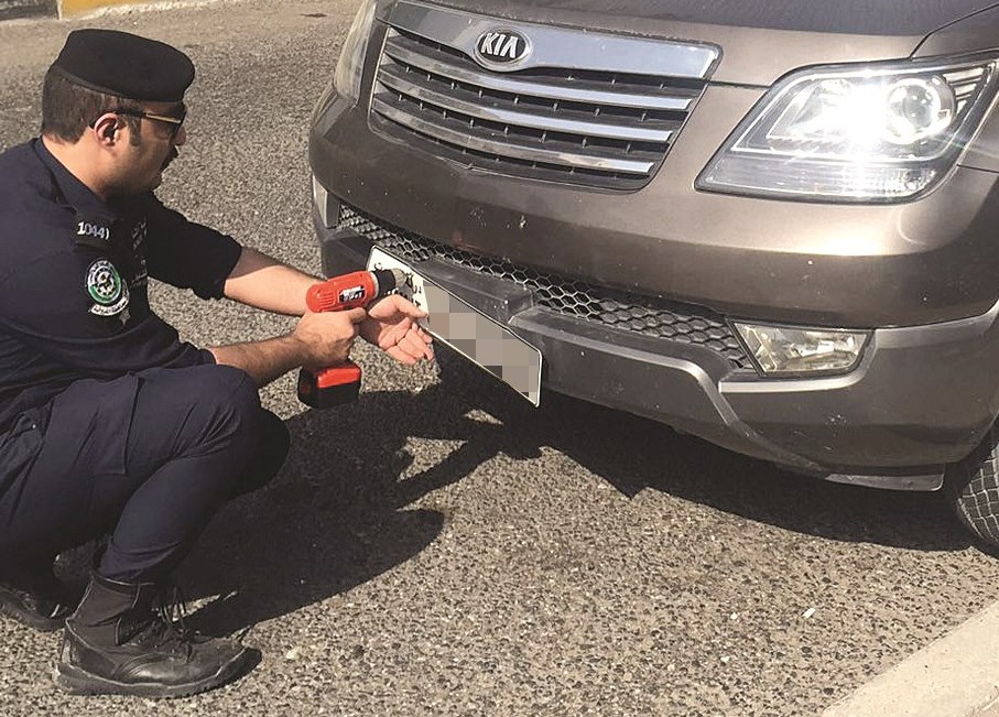 u0631u062cu0644 u0645u0631u0648u0631 u064au0646u0632u0639 u0644u0648u062du0627u062a u0633u064au0627u0631u0629 u0645u062eu0627u0644u0641u0629