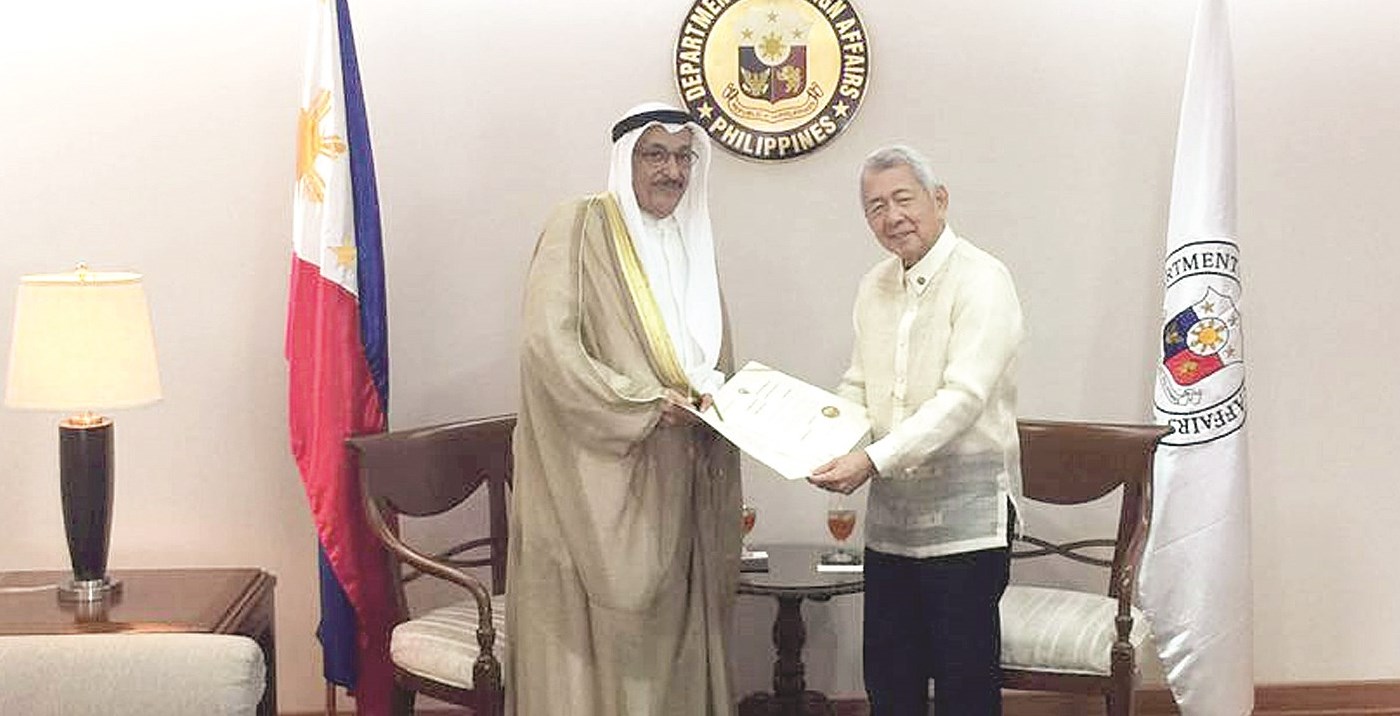 u0648u0632u064au0631 u062eu0627u0631u062cu064au0629 u0627u0644u0641u064au0644u064au0628u064au0646 u0645u062au0633u0644u0645u0627u064b u0645u0646 u0627u0644u0630u0648u064au062e u0623u0648u0631u0627u0642 u0627u0639u062au0645u0627u062fu0647