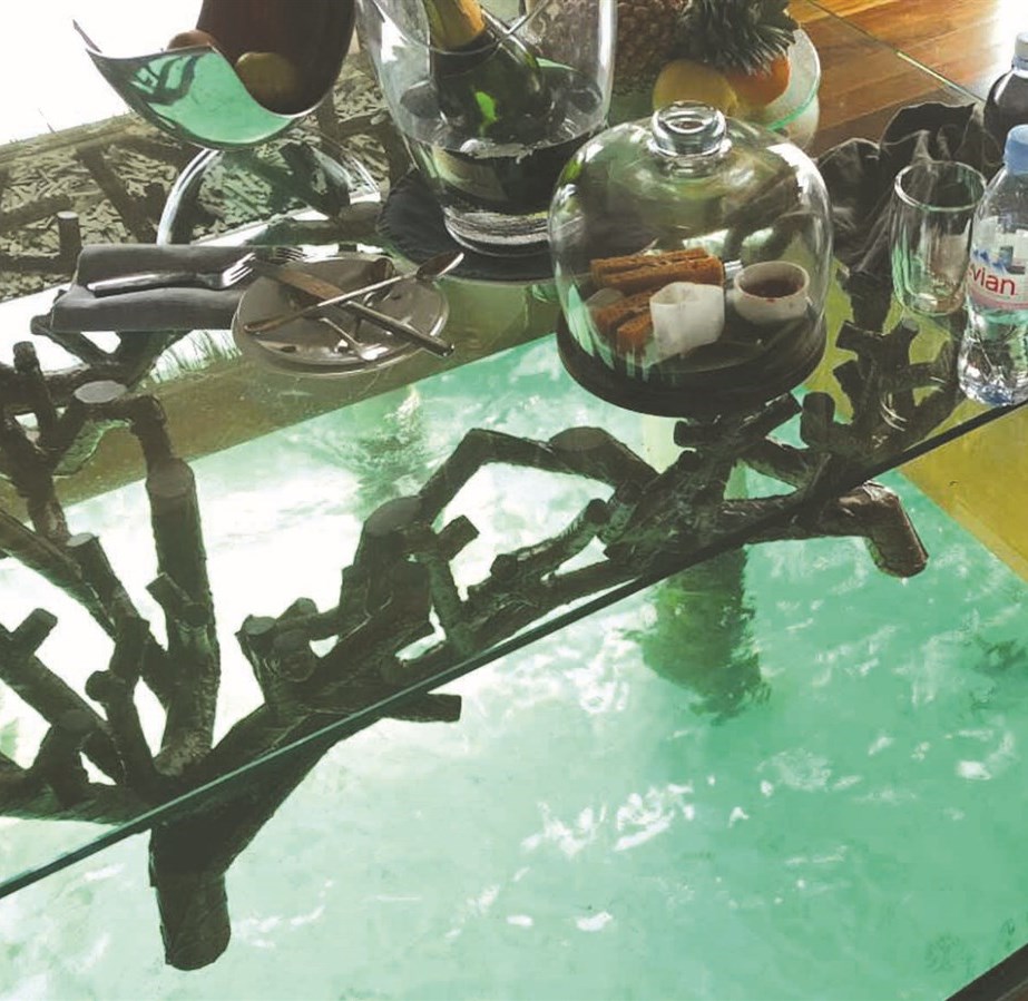 الارضية الزجاجية في الشاليه تسمح برؤية المخلوقات البحرية