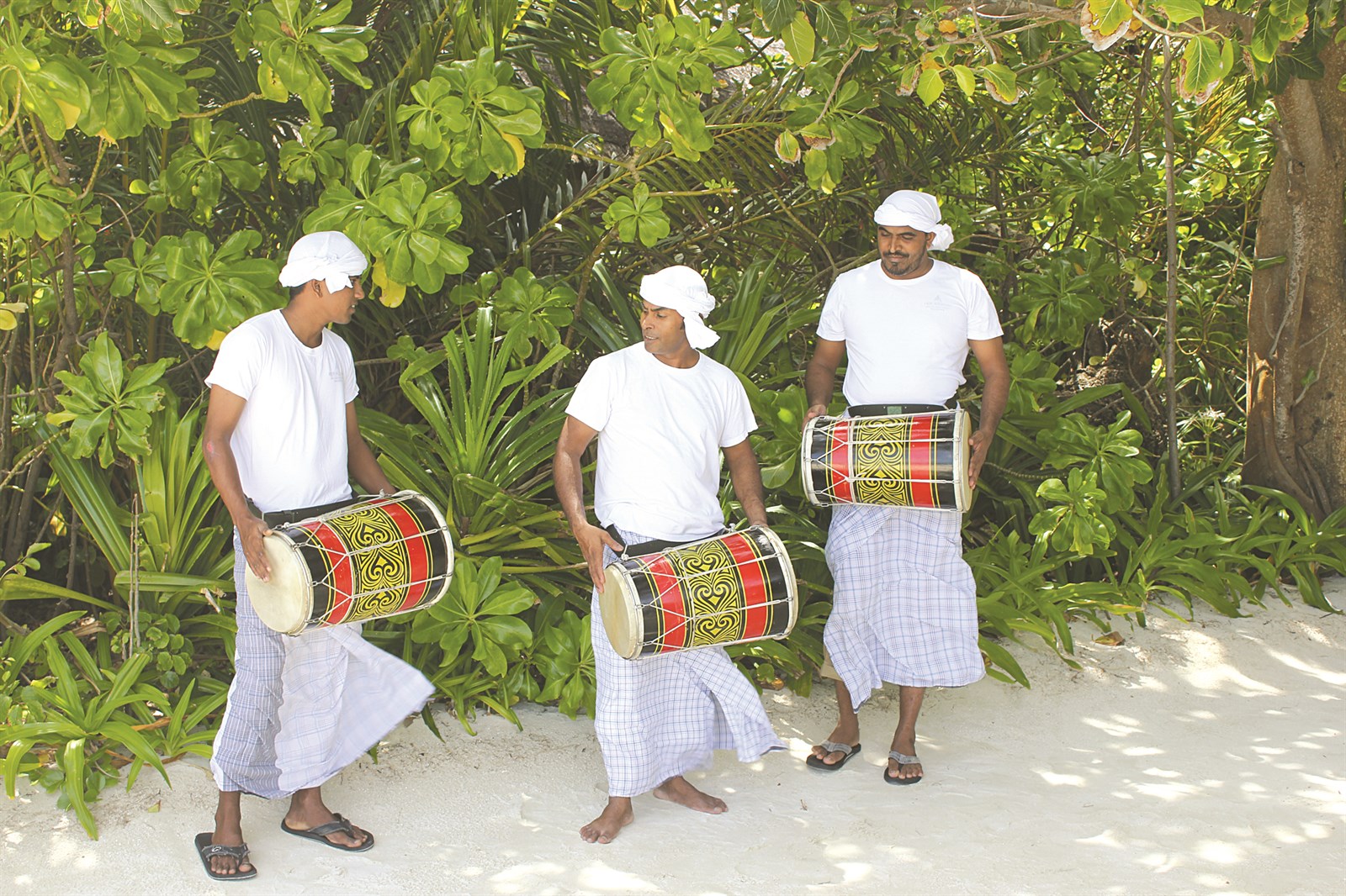 ... والتراثيون أيضاً ينتظرونهم بطبولهم