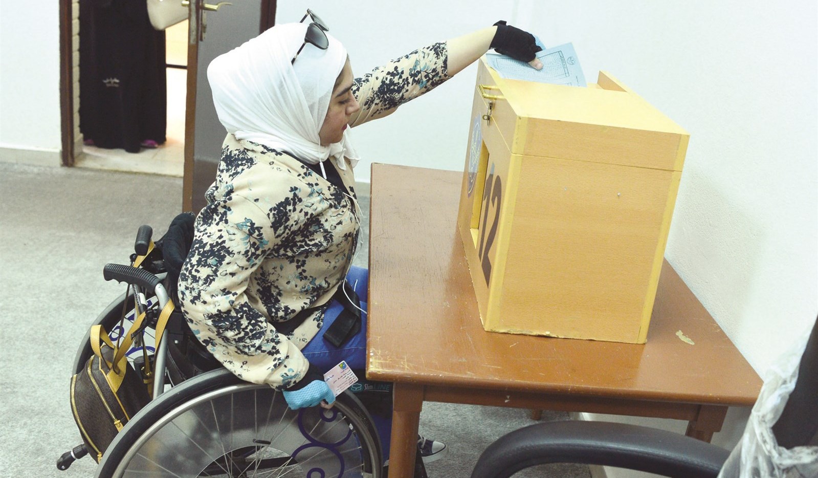 طالبة تدلي بصوتها