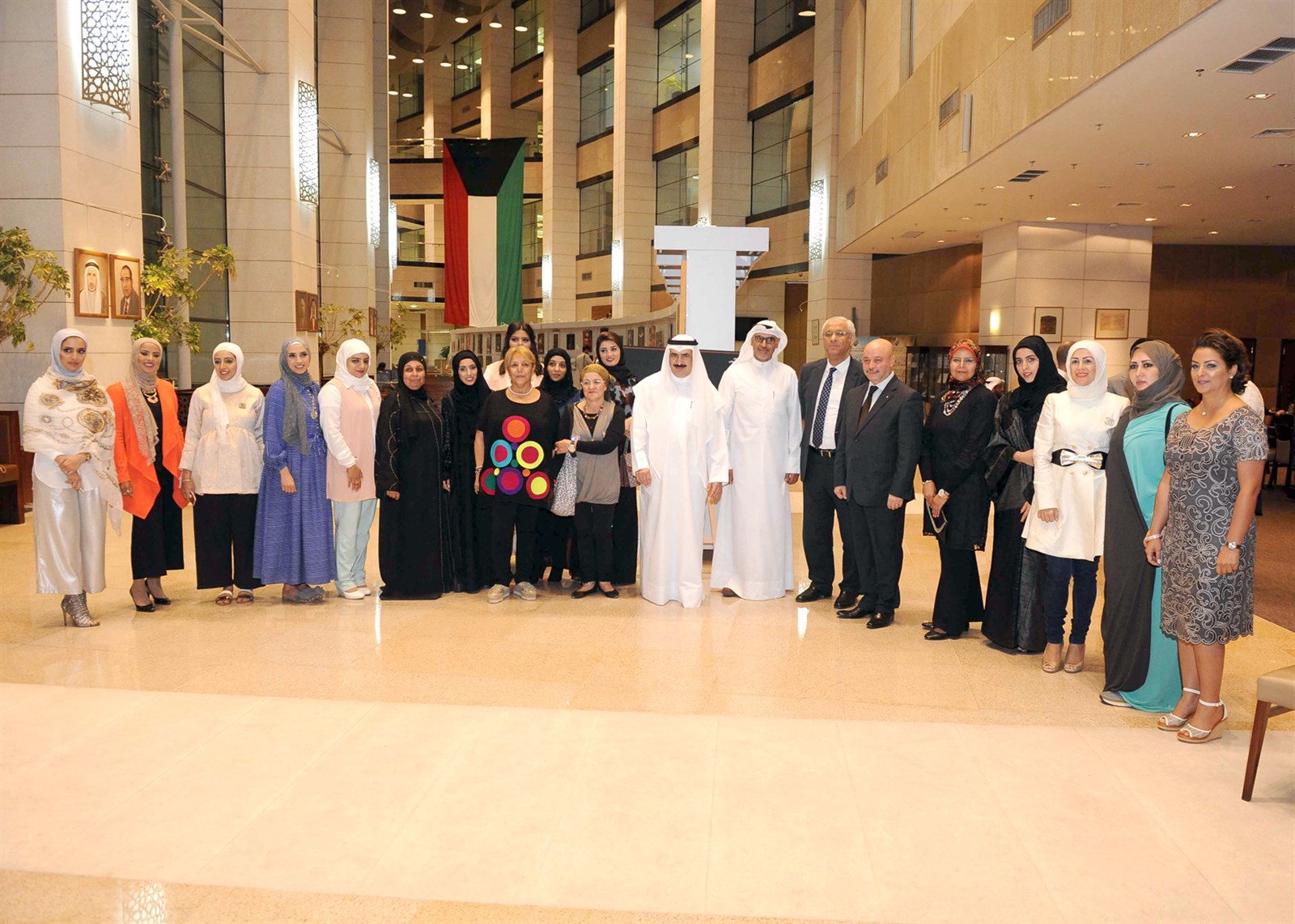 الحضور في لقطة تذكارية مع المشاركات في المعرض