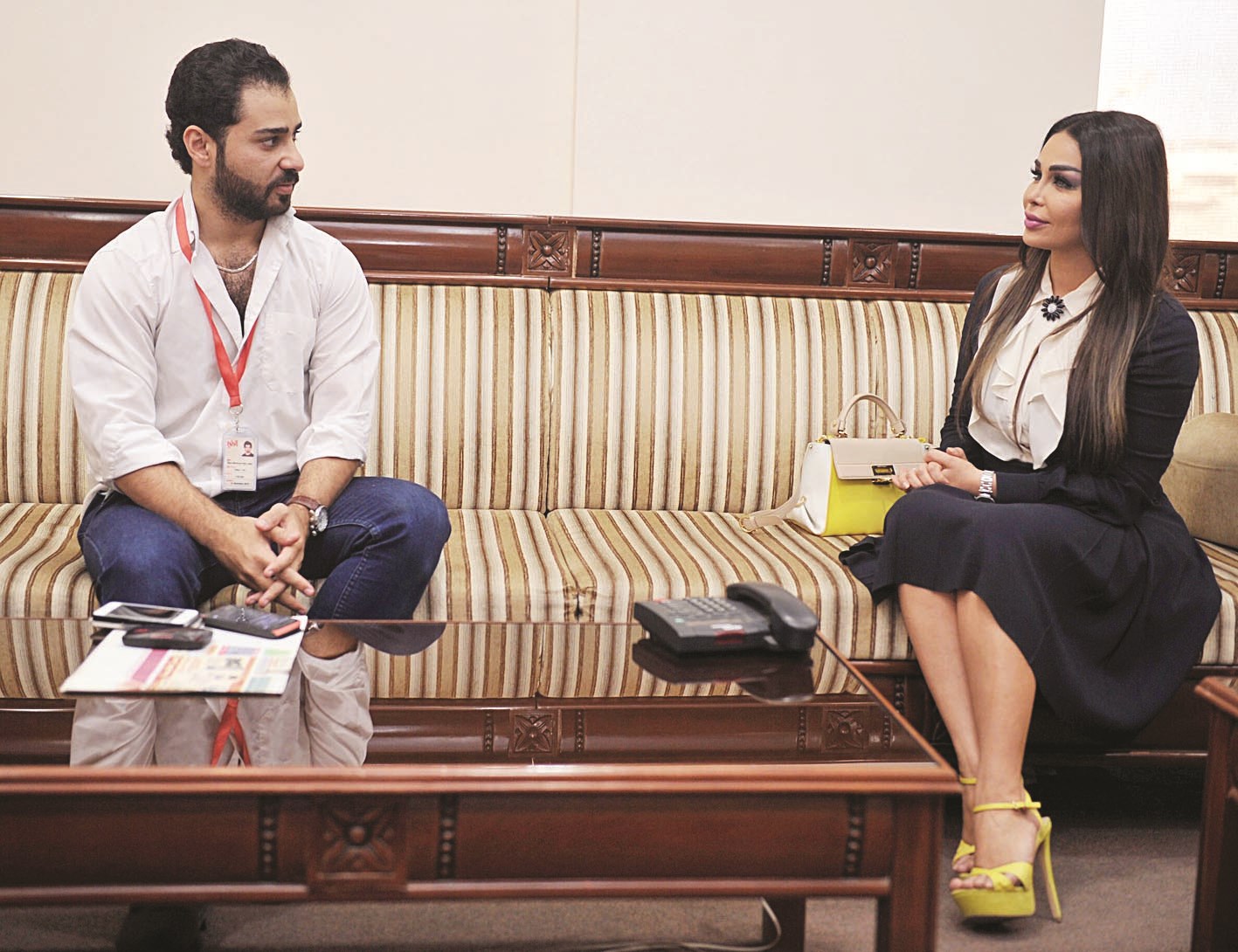 الحوطي متحدثة إلى الزميل علاء محمود (تصوير أسعد عبدالله)