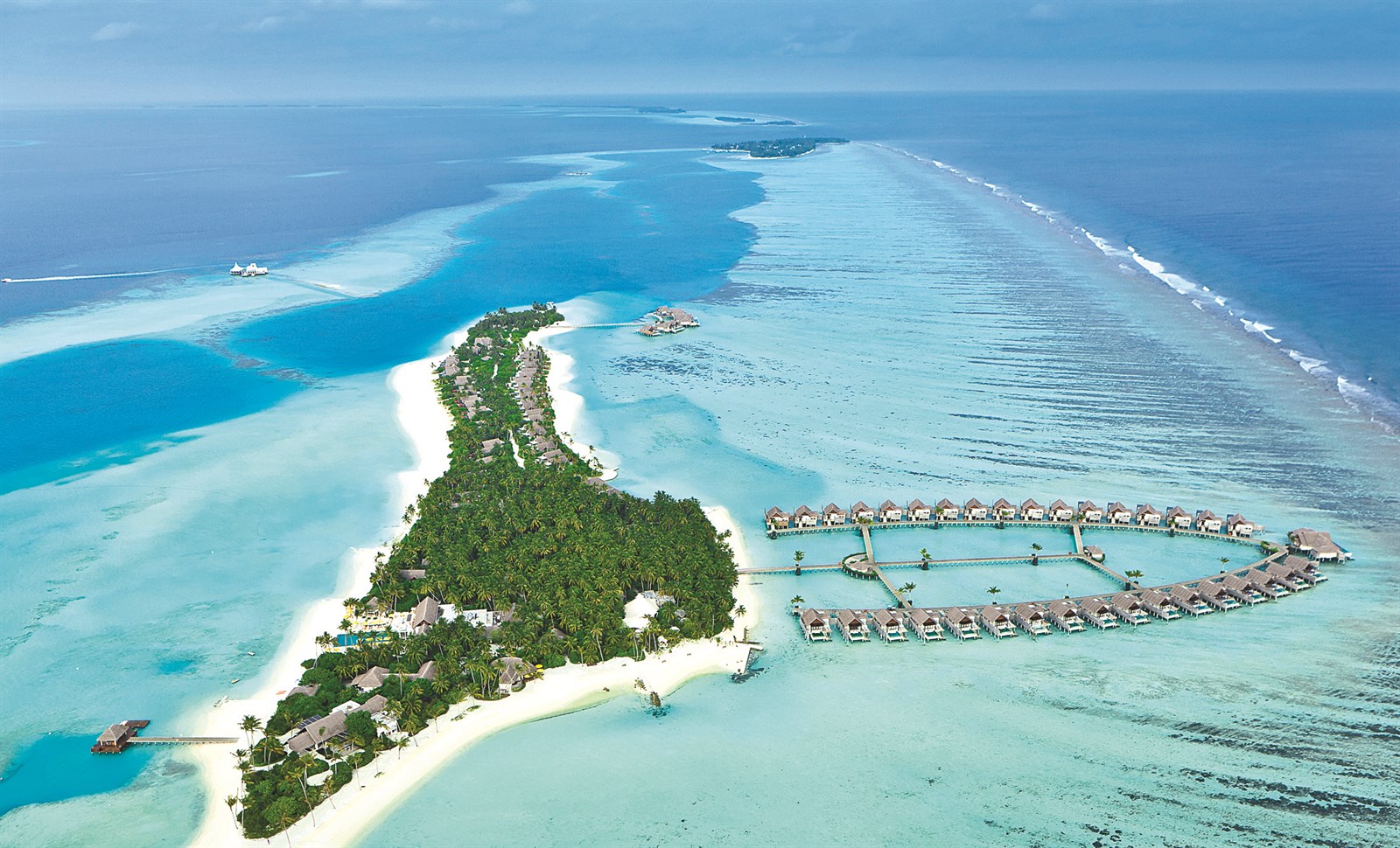 نياما المولودة جزيرة في المحيط... محاطة بزنار مرجاني ورمال ناعمة بيضاء