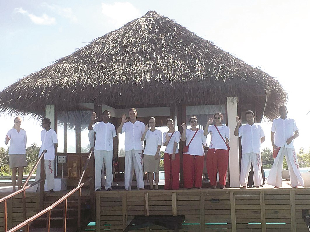 مديرو وموظفو PER AQUUM في NIYAMA يلوحون لزوار الجزيرة