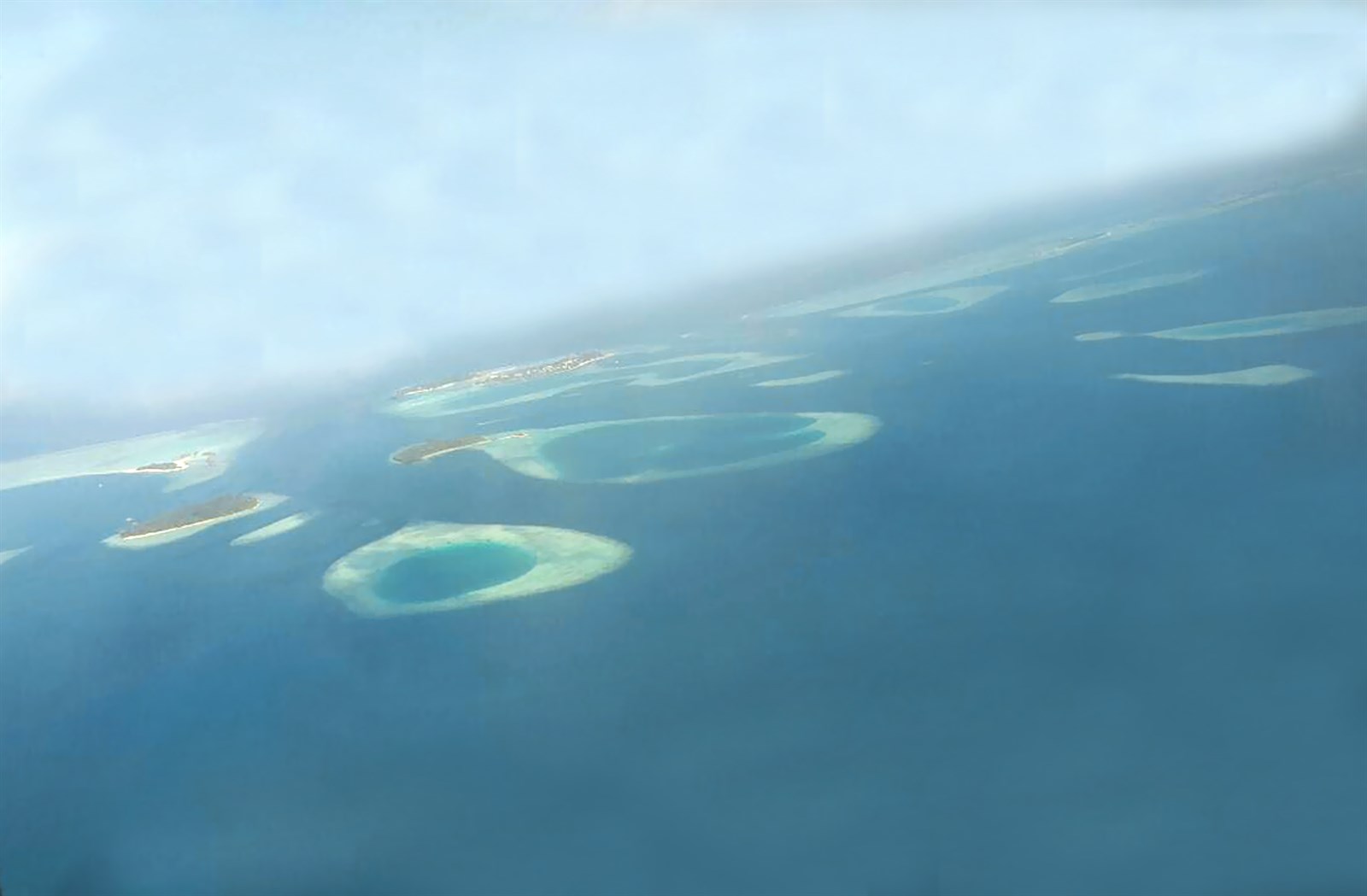 لقطة من الجو للجزر المرجانية