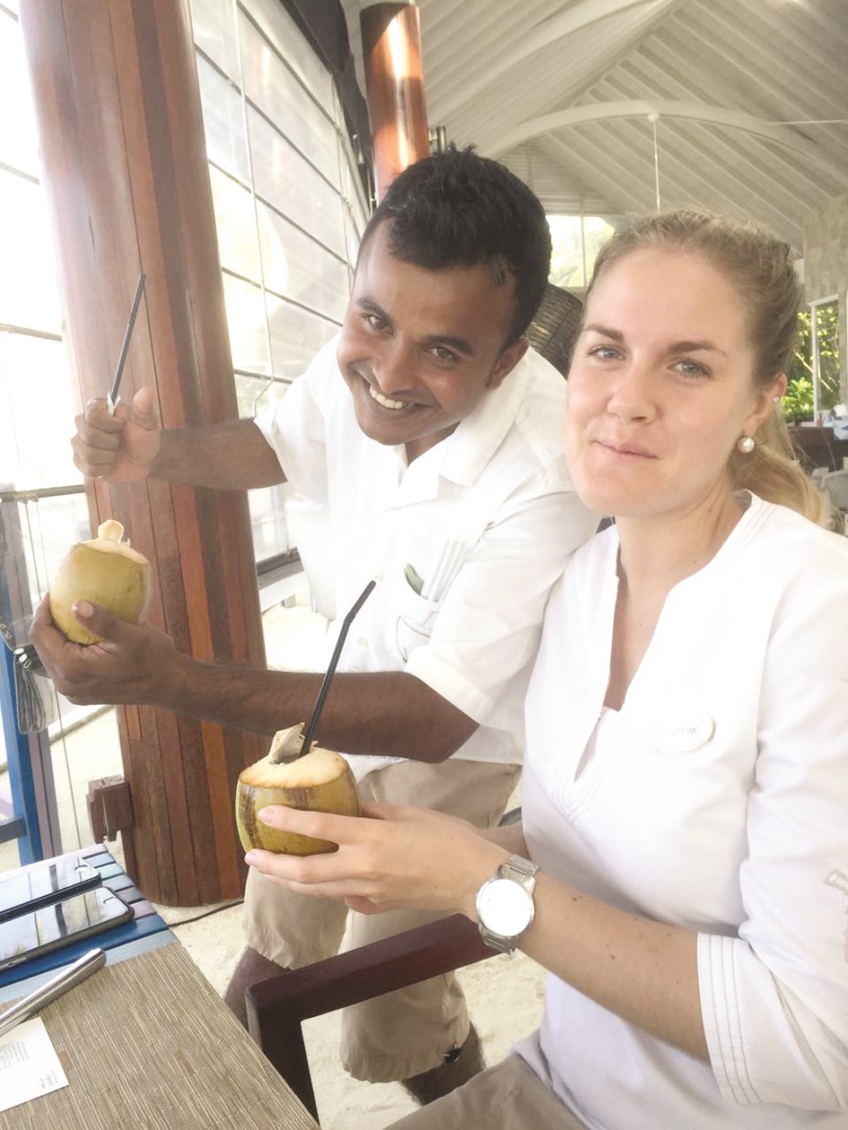 جوزيفين نورمان وإلى جانبها عمران يتذوقان ماء جوز الهند