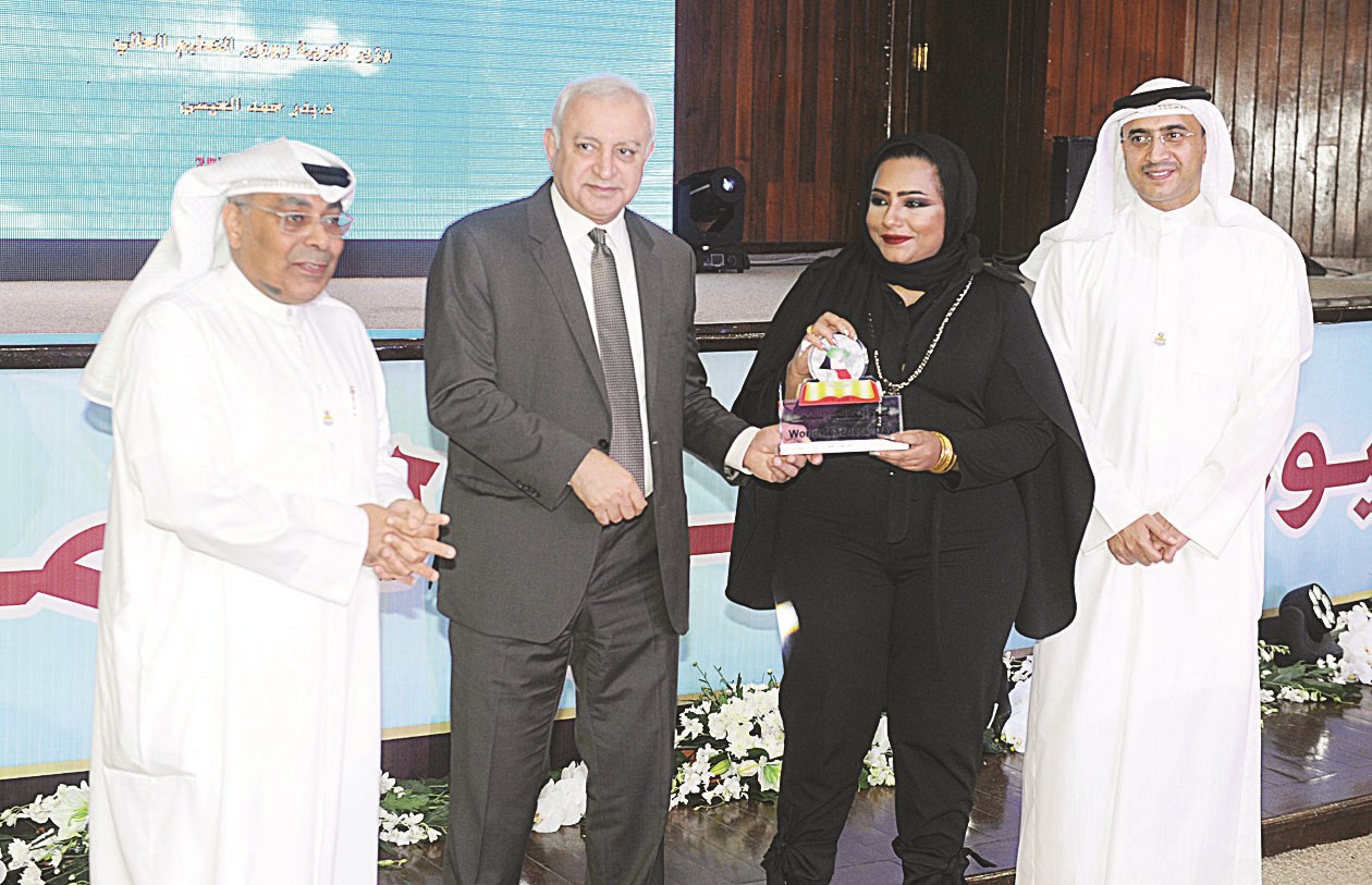 حفيدة عبدالله الجابر تتسلم درع التكريم نيابة عن جدها