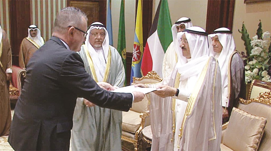 ...ويتسلم أوراق اعتماد سفير السويد