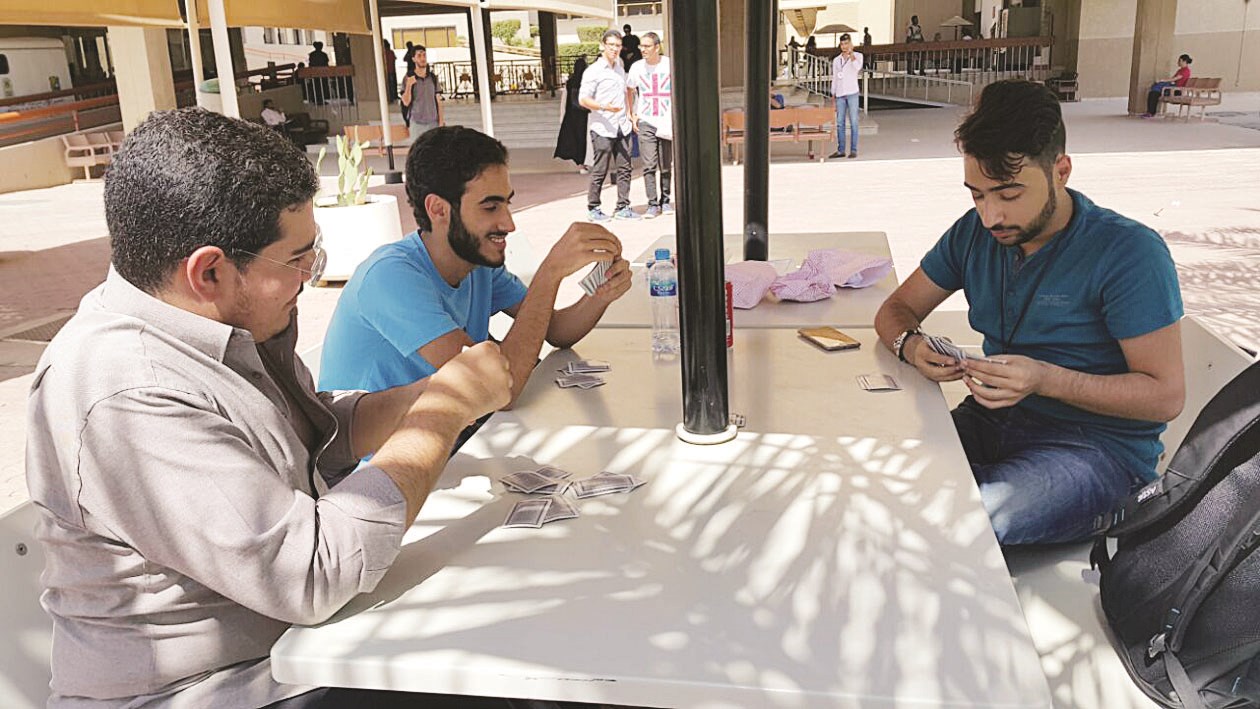 بعض طلبة كلية العلوم يلعبون «الجنجفة» بعيداً عن صداع الانتخابات