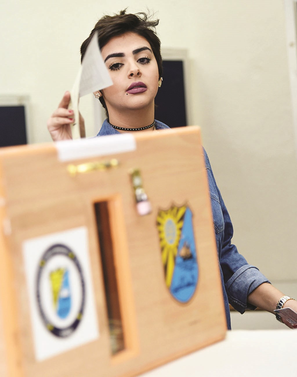 طالبة تدلي بصوتها (تصوير سعد هنداوي)