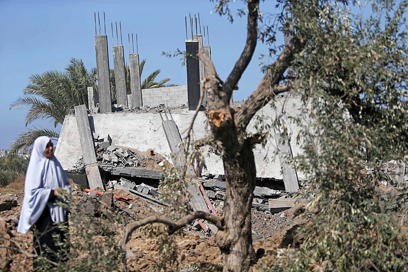 u0641u0644u0633u0637u064au0646u064au0629 u062au0642u0641 u0623u0645u0627u0645 u0645u0646u0632u0644u0647u0627 u0627u0644u0645u062fu0645u0651u0631 u0625u062bu0631 u063au0627u0631u0629 u0627u0633u0631u0627u0626u064au0644u064au0629 u0639u0644u0649 u0642u0637u0627u0639 u063au0632u0629     (u0627 u0641 u0628)