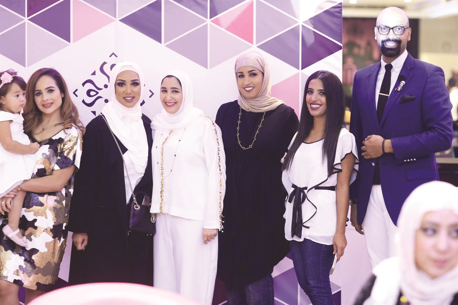 القناعي تتوسط مساعد المطيري ودلال الصحاف وردينة الزامل وجمال النجادة وسمية اليحياوي