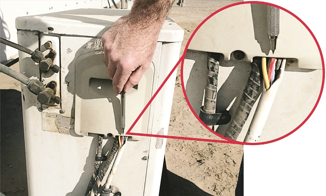 أسلاك عارية داخل المعسكر