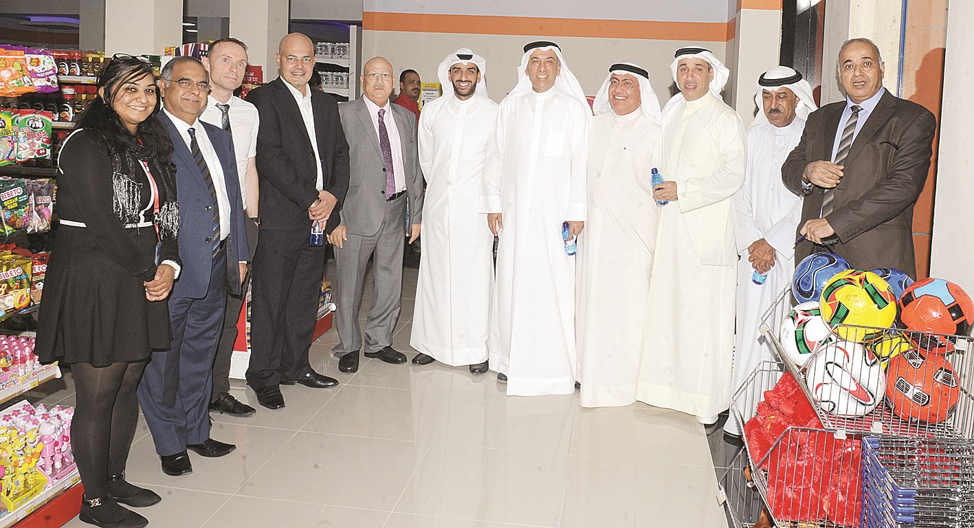 عادل وجاسم وناصر الغانم يتوسّطون فريق عمل «سيتي إكسبرس»