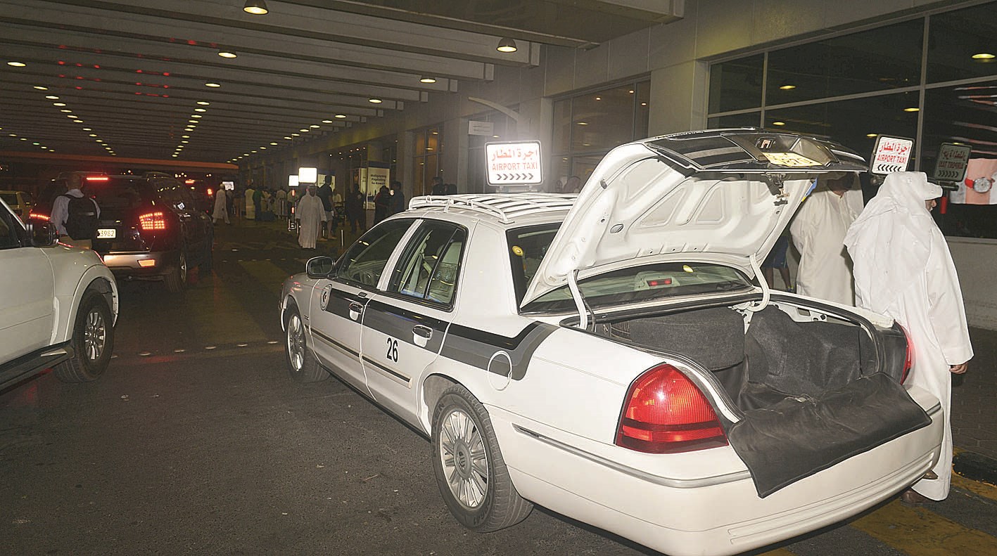 سائق نظامي ينتظر زبونا