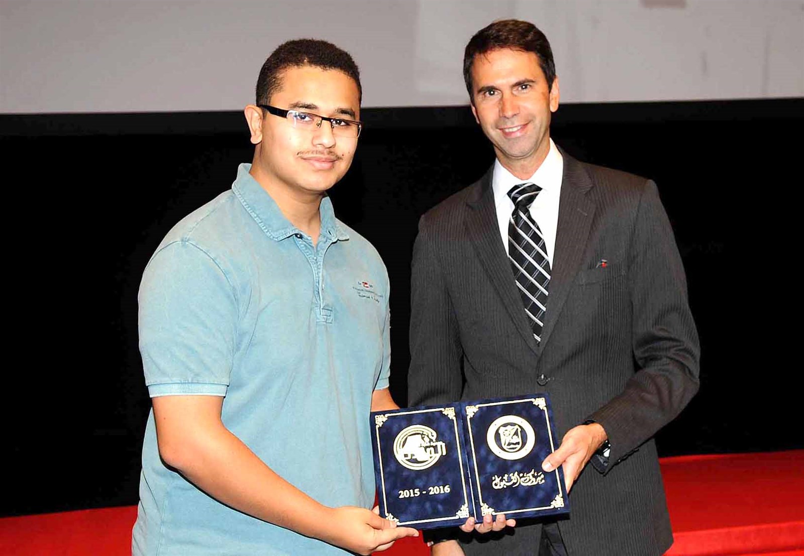 تكريم أحد الطلبة المستجدين