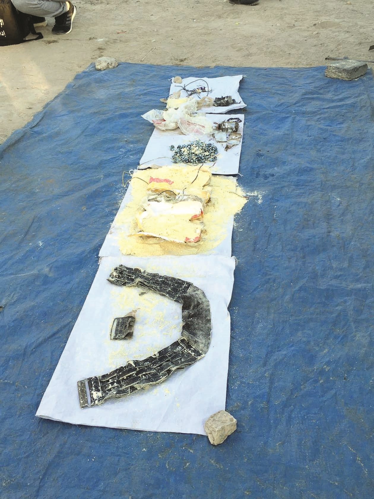 الحزام والمواد المشتبه في أنها متفجرة التي عثر عليها في شاحنة سليمان