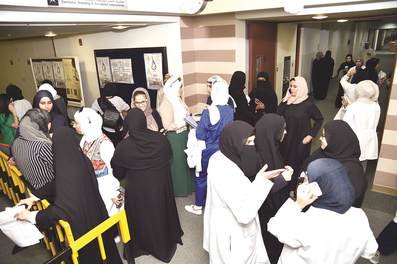 حضور الطالبات في مقر اقتراع «الطب المساعد»