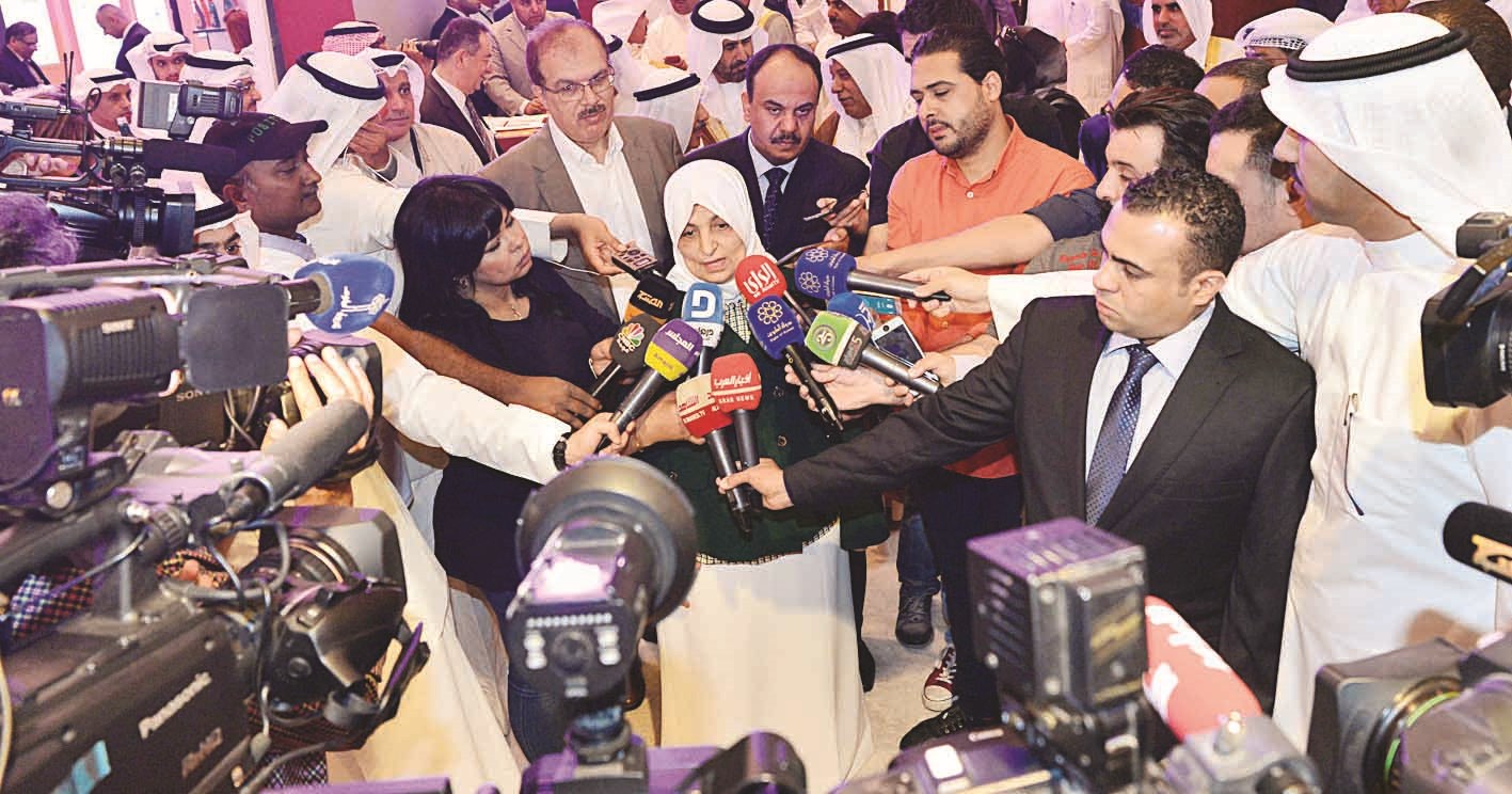 ... وترد على أسئلة الصحافيين