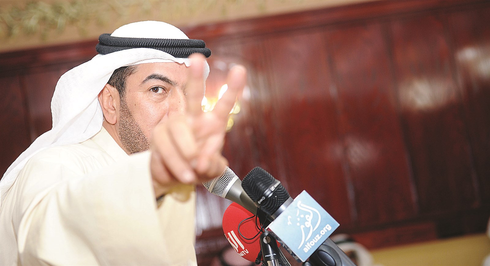 الدقباسي وشارة النصر (تصوير سعود السالم)