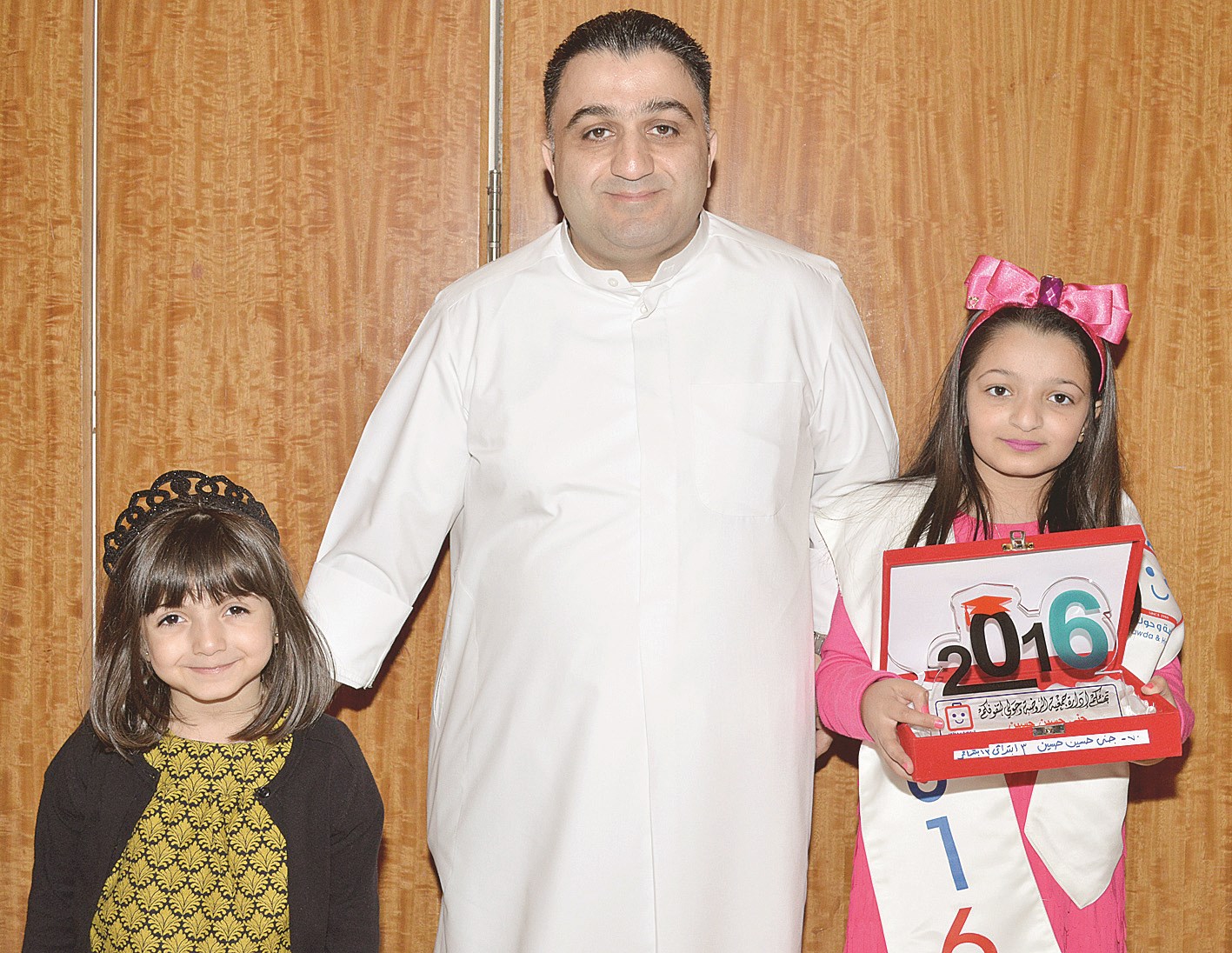 الزميل حسين خليل مع ابنتيه