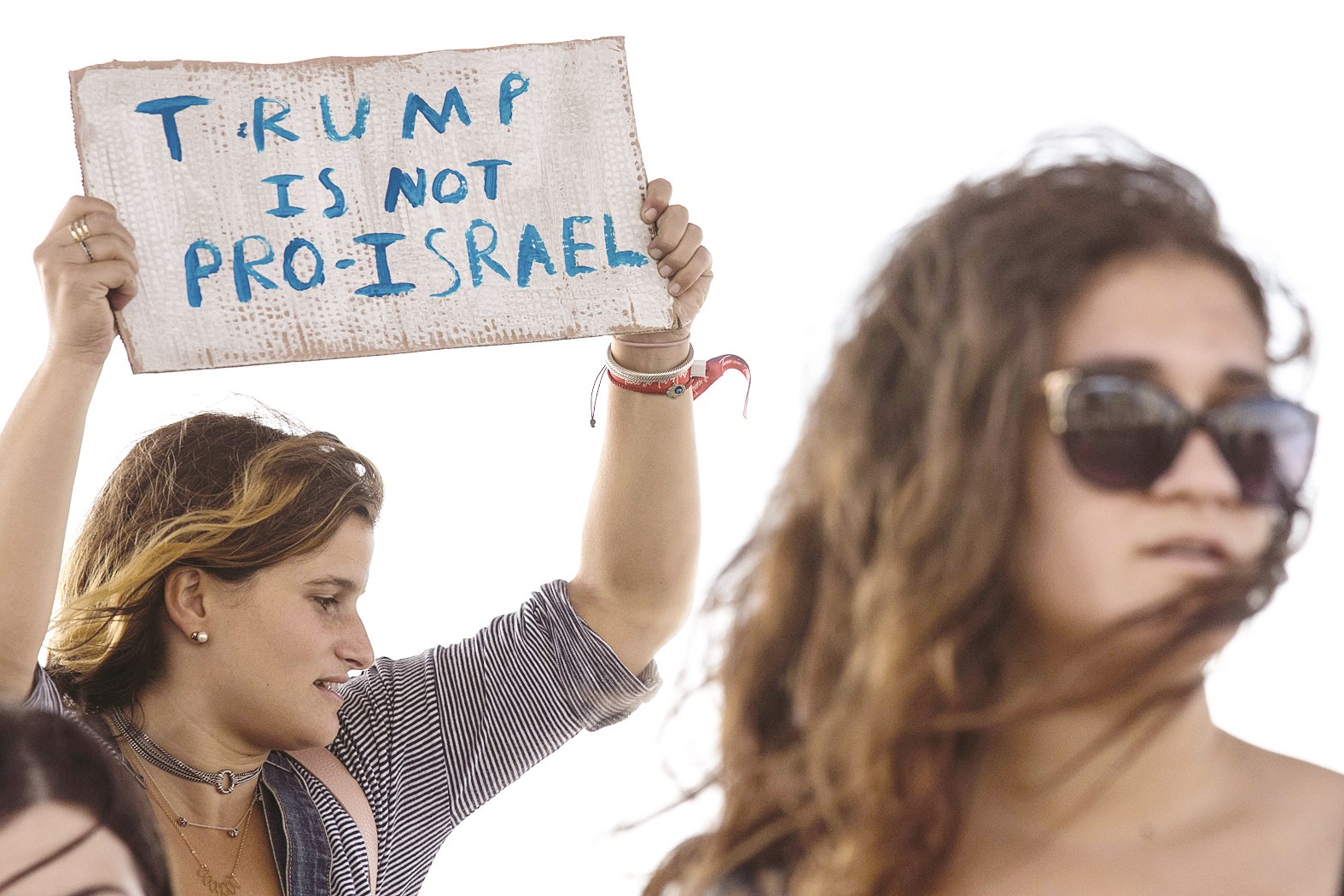 u0645u062au0638u0627u0647u0631u062au0627u0646 u0645u0646u0627u0647u0636u062au0627u0646 u0644u062au0631u0627u0645u0628 u062eu0627u0631u062c u0627u0644u0633u0641u0627u0631u0629 u0627u0644u0623u0645u064au0631u0643u064au0629 u0641u064a u062au0644 u0623u0628u064au0628 u0623u0645u0633  (u0627 u0641 u0628)