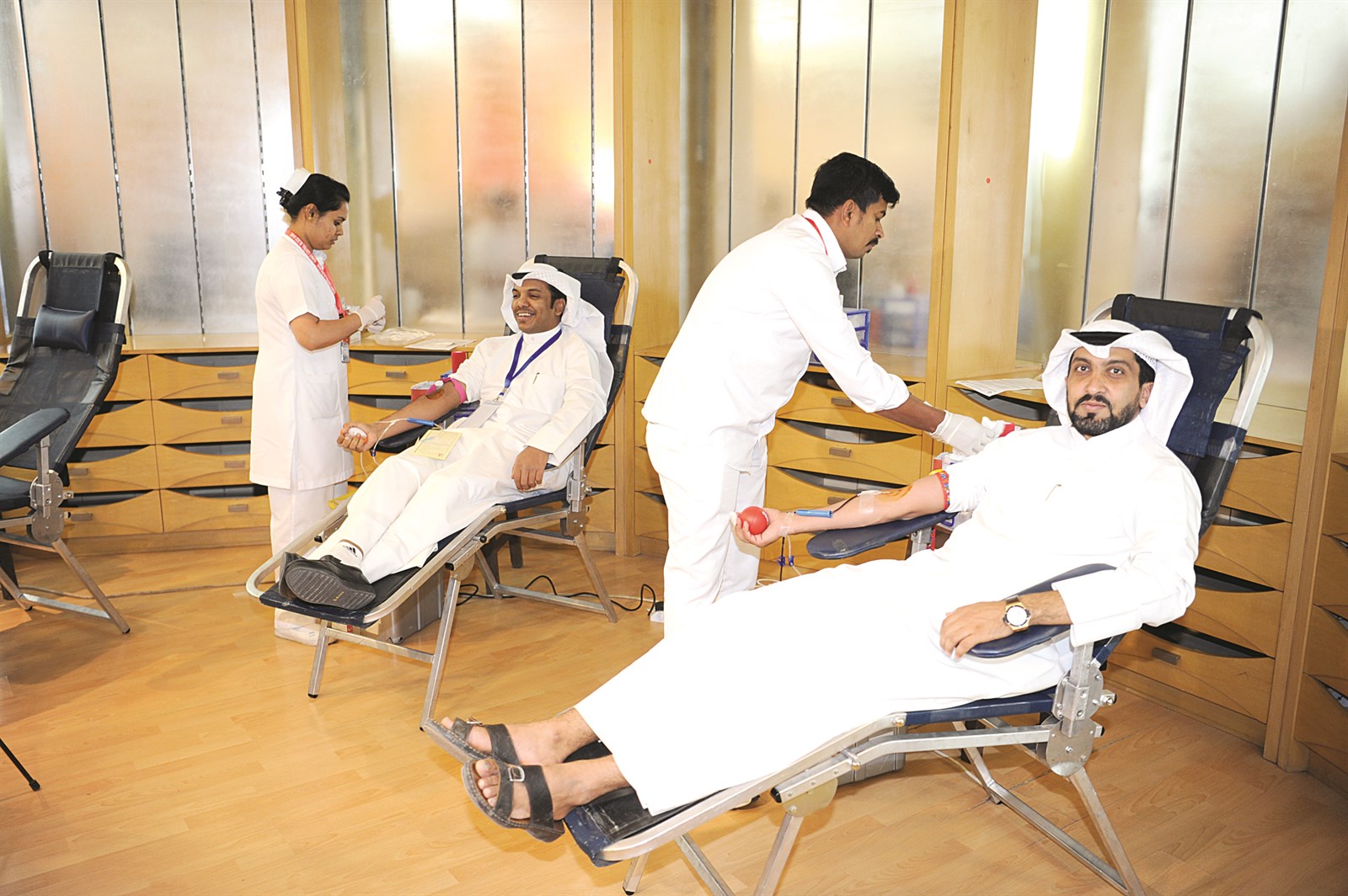 الزميل غانم السليماني متبرعا بالدم خلال الفعاليات