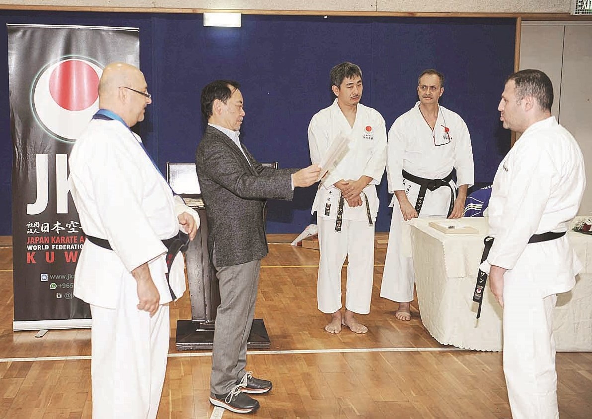 u0633u0644u0637u0627u0646 u064au062au0633u0644u0645 u0627u0644u0634u0647u0627u062fu0629 u0645u0646 u0627u0644u0633u0641u064au0631 u0627u0644u064au0627u0628u0627u0646u064a  (u062au0635u0648u064au0631 u0637u0627u0631u0642 u0639u0632u0627u0644u062fu064au0646)