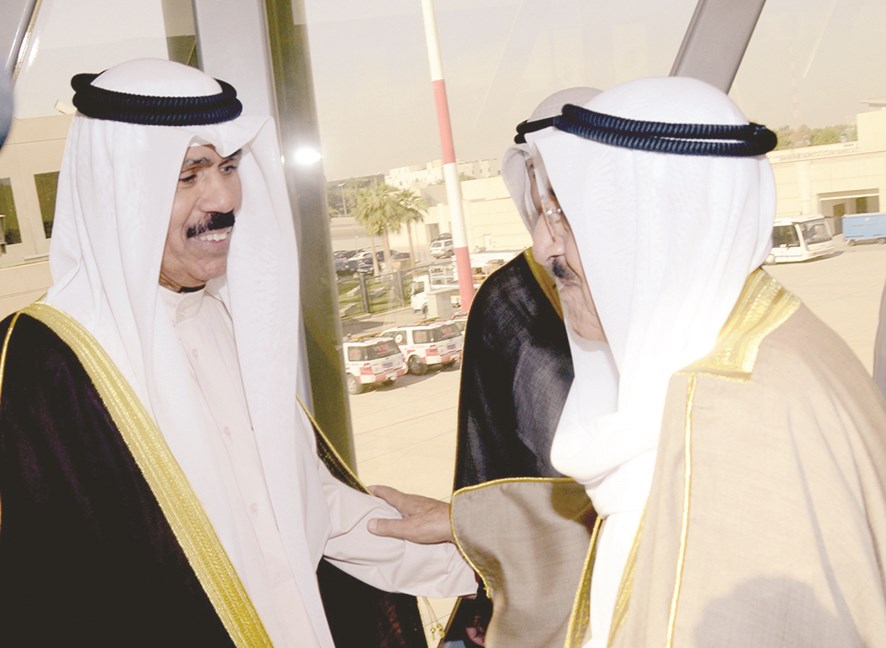 سمو الأمير مصافحاً نائب الأمير