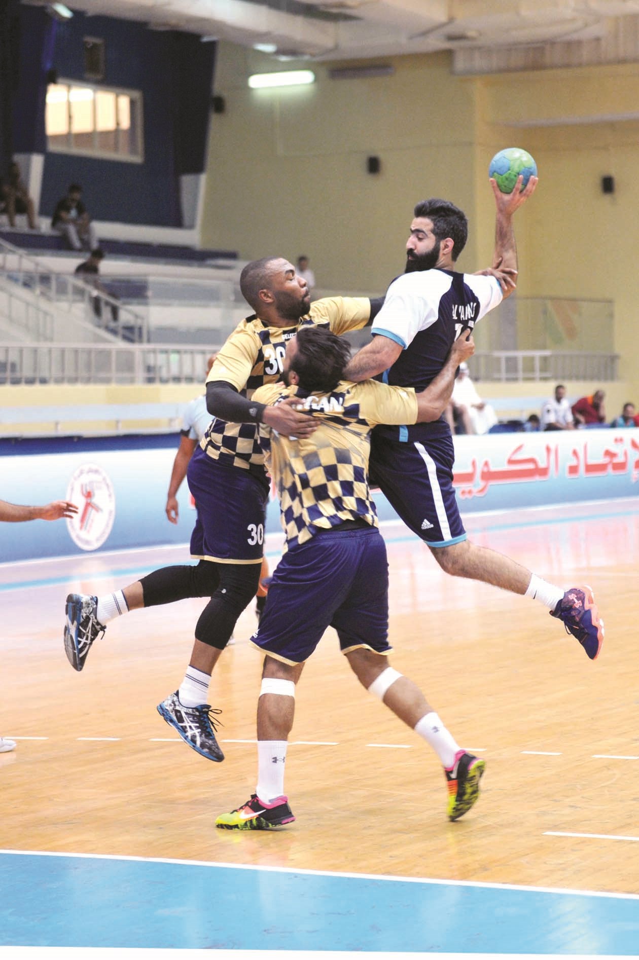 u0644u0627u0639u0628 u0627u0644u064au0631u0645u0648u0643 u0646u0635u064au0631 u062du0633u064au0646 u064au0635u0648u0628 u0627u0644u0643u0631u0629 u0628u0645u0636u0627u064au0642u0629 u0644u0627u0639u0628u064a u0628u0631u0642u0627u0646 (u062au0635u0648u064au0631 u0646u0648u0631 u0647u0646u062fu0627u0648u064a)