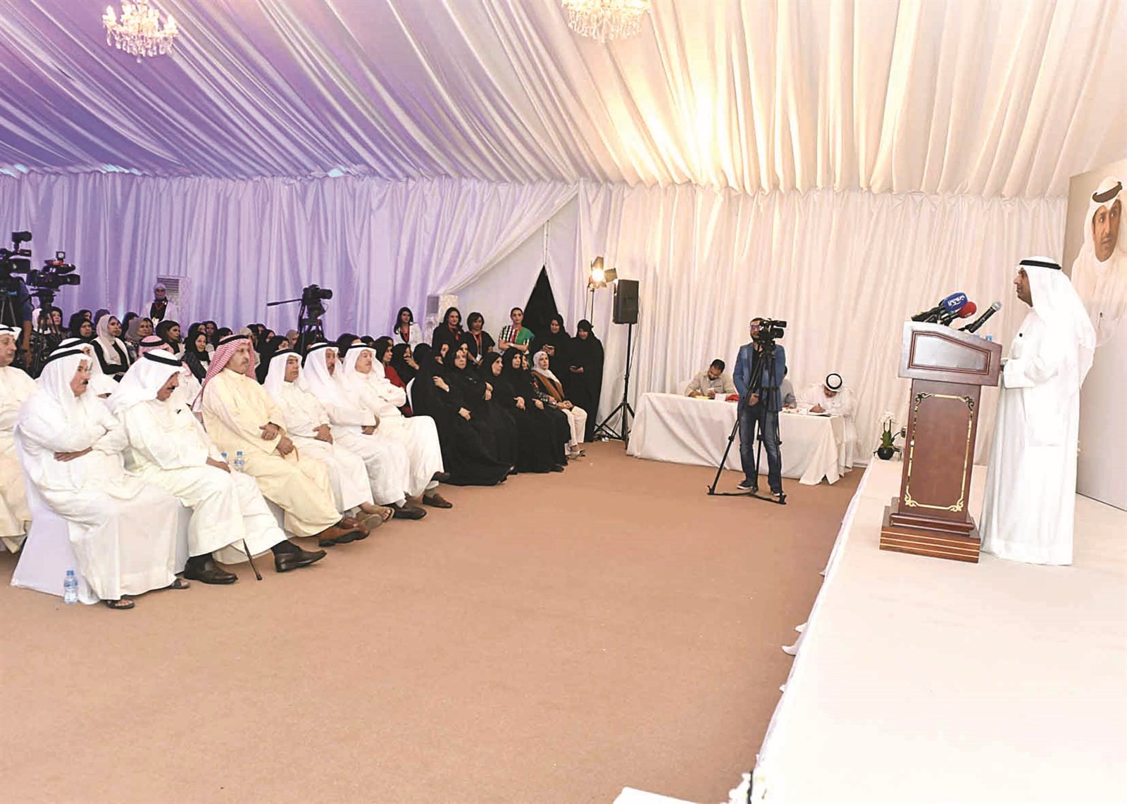 u0628u062fu0631 u0627u0644u0645u0644u0627 u0645u062au062du062fu062bu0627u064b u0641u064a u0627u0641u062au062au0627u062d u0627u0644u0645u0642u0631b(u062au0635u0648u064au0631 u0633u0639u062f u0647u0646u062fu0627u0648u064a)