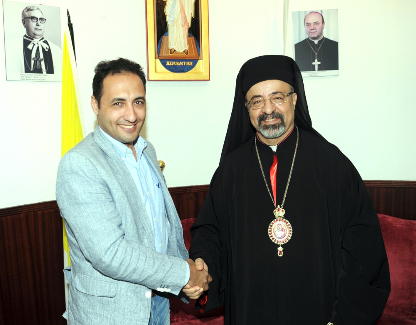 ... ومصافحاً الزميل أحمد زكريا (تصوير طارق عزالدين)