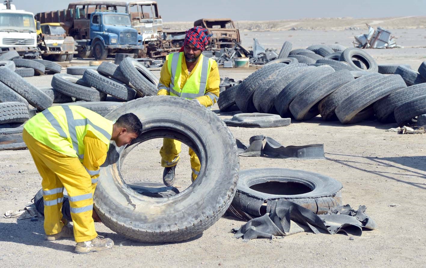 أكوام من الإطارات والسيارات السكراب في الموقع