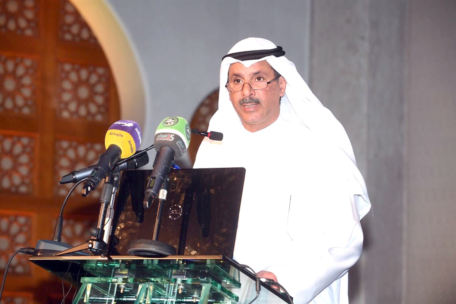 الأثري ملقياً كلمته في المؤتمر