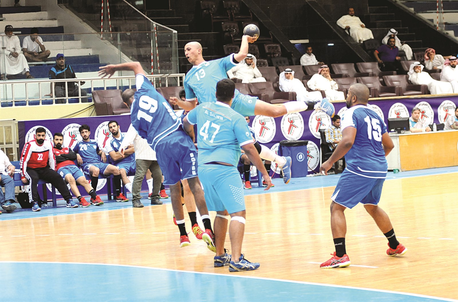 u064au0648u0633u0641 u0627u0644u062du0646u064au0641 u0644u0627u0639u0628 u0627u0644u0633u0627u0644u0645u064au0629 u0645u0635u0648u0651u0628u0627u064b u0628u0627u062au062cu0627u0647 u0645u0631u0645u0649 u0627u0644u0634u0628u0627u0628   (u062au0635u0648u064au0631 u0643u0631u0645 u0630u064au0627u0628)