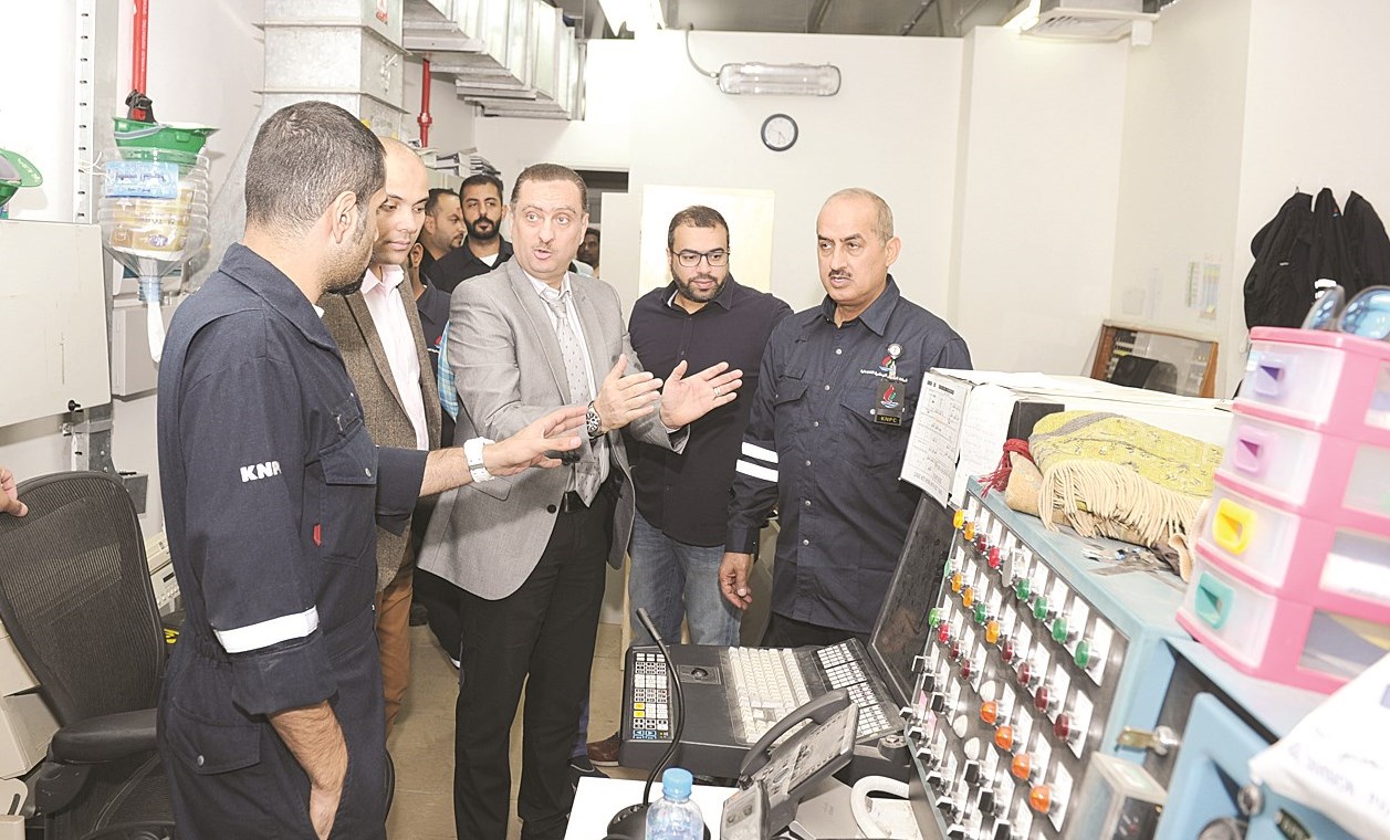 الوفد الإعلامي داخل غرفة المراقبة