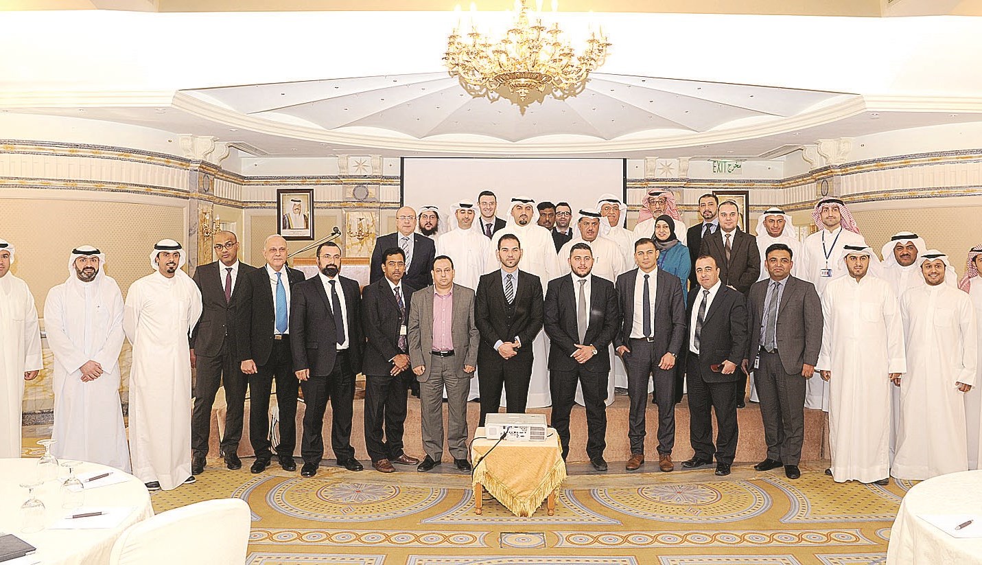 u0627u0644u0639u062bu0645u0627u0646 u0648u0627u0644u0639u062cu0645u064a u064au062au0648u0633u0651u0637u0627u0646 u0627u0644u0645u0634u0627u0631u0643u064au0646 u0641u064a u0627u0644u0645u0624u062au0645u0631 u0627u0644u0635u062du0627u0641u064a  (u062au0635u0648u064au0631 u0637u0627u0631u0642 u0639u0632u0627u0644u062fu064au0646)