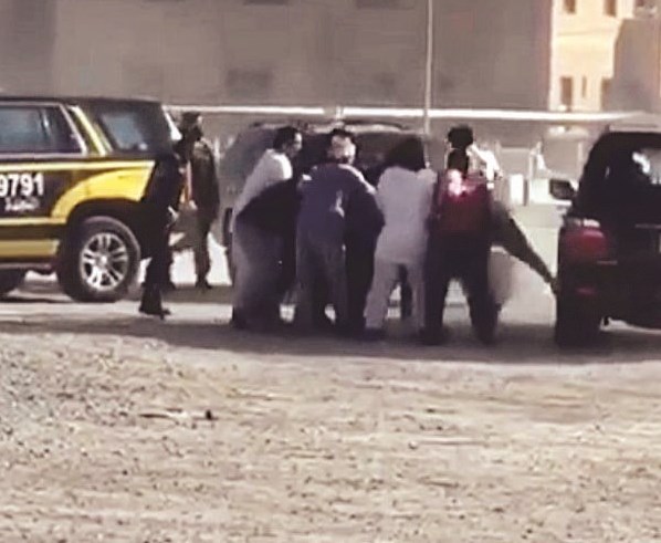 محاولة للسيطرة على ناقة في ظل حضور أمني