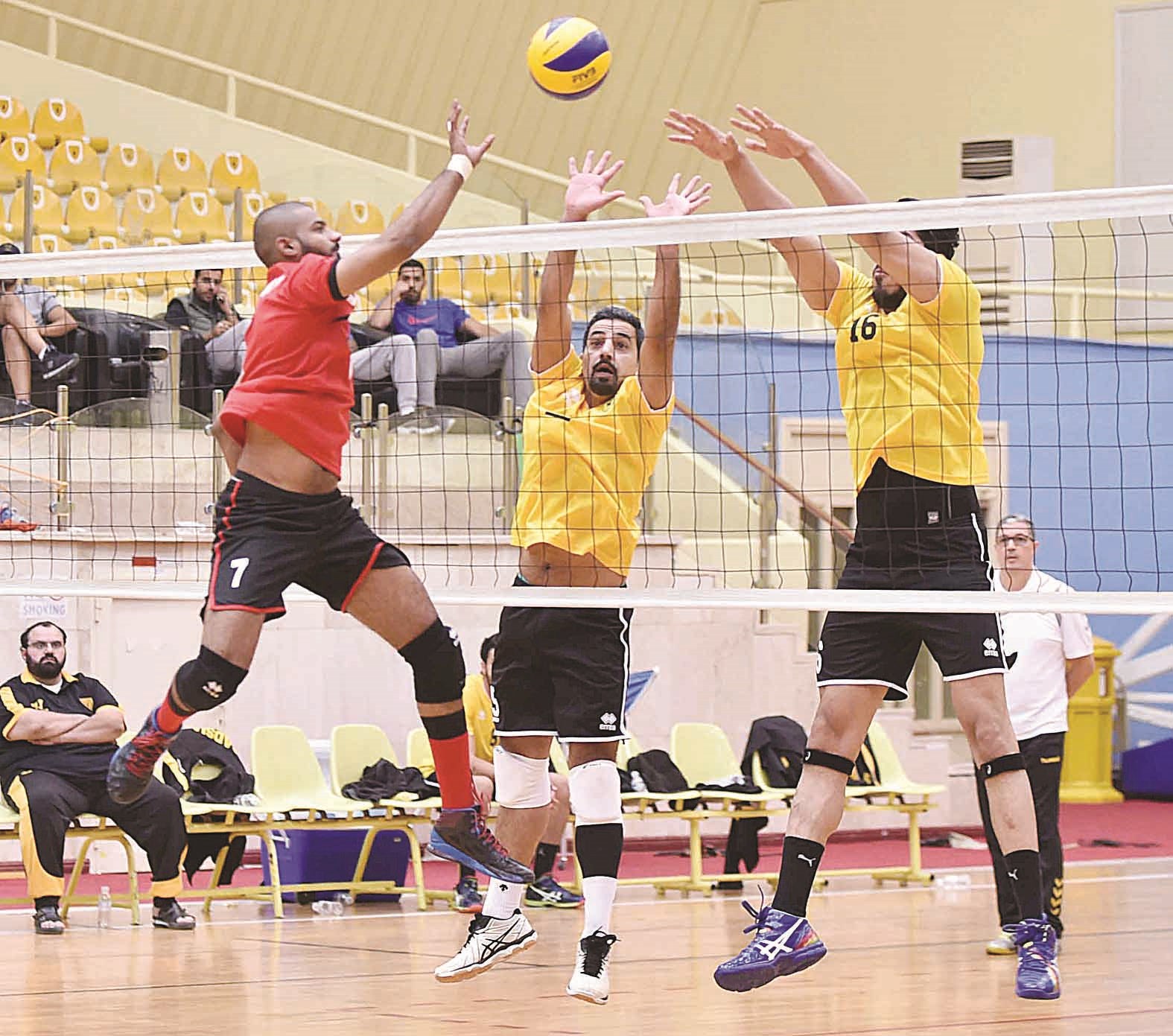 u062du0627u0626u0637 u0635u062f u0642u062fu0633u0627u0648u064a u0623u0645u0627u0645 u0644u0627u0639u0628 u00abu0627u0644u0643u0648u064au062au00bb u0641u0647u062f u0627u0644u062fu064au062du0627u0646u064a    (u062au0635u0648u064au0631 u0633u0639u062f u0647u0646u062fu0627u0648u064a)