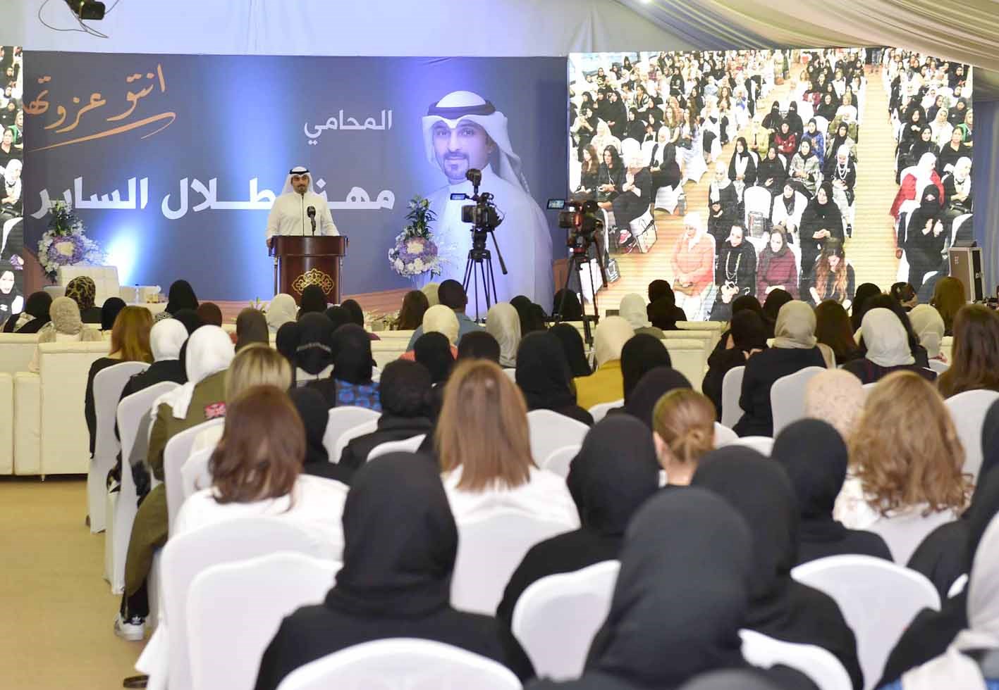 ناخبات يستمعن إلى كلمة الساير (تصوير سعد هنداوي)